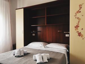 sypialnia z łóżkiem z dwoma ręcznikami w obiekcie Residence Buena Vista w Rimini