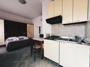 kuchnia ze zlewem i stołem z łóżkiem w obiekcie Residence Buena Vista w Rimini