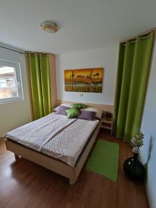 sypialnia z łóżkiem z zielonymi zasłonami w obiekcie Bellavista Medulin Sea View w Medulinie