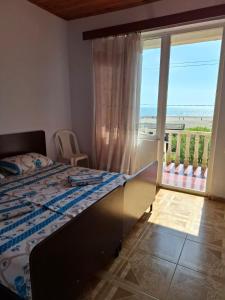 um quarto com uma cama e vista para o oceano em Large house at the beach. em Grigoleti