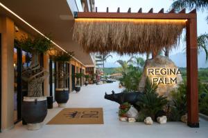a building with a resortkaemiaemiaemiaemiaemiaemiaemiaemiaemiaemia at Regina Palm Resort in Orikum