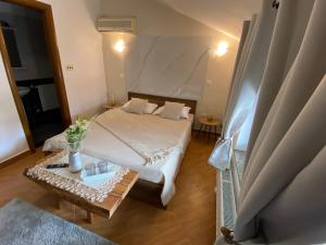 een kleine kamer met een bed en een tafel bij Hostel Mornar in Velika Kladuša