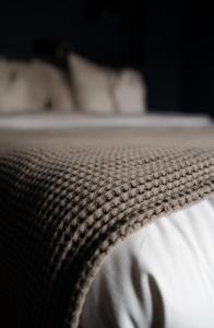 um close da borda de uma cama com um colchão em The Nox Hotel em Utrecht