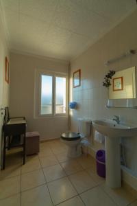uma casa de banho com um WC e um lavatório em Hôtel La Barguelonne em Montcuq