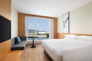 Ein Bett oder Betten in einem Zimmer der Unterkunft Fairfield by Marriott Hangzhou Qiandao Lake