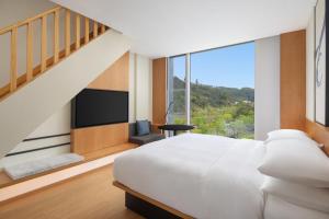 Ein Bett oder Betten in einem Zimmer der Unterkunft Fairfield by Marriott Hangzhou Qiandao Lake