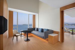 Ein Sitzbereich in der Unterkunft Fairfield by Marriott Hangzhou Qiandao Lake