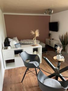 - un salon avec un bureau et deux chaises dans l'établissement Fewo Haus Hutzelbuck in idyllisch-grüner Lage nähe AN, à Ansbach