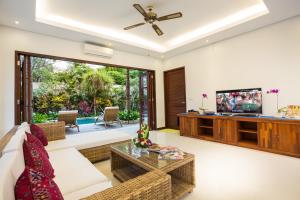 沙努爾的住宿－巴厘島別墅，带沙发和电视的客厅