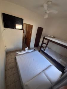 Monte Mor的住宿－Hospedaria Monterrey，一间卧室配有两张双层床和一台平面电视