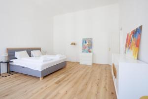 Un dormitorio con una cama y cuadros en la pared. en 4ty3 Apartments - Stadtpark City Apartment is calling, en Viena