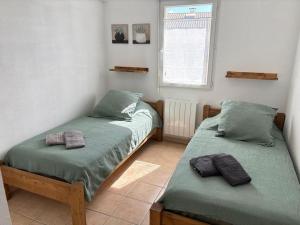 カルカソンヌにあるL'Escapade Cathare - Résidence Terrasse & parkingの窓のある部屋にツインベッドが2台