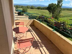 カルカソンヌにあるL'Escapade Cathare - Résidence Terrasse & parkingのバルコニー(テーブル、椅子付)