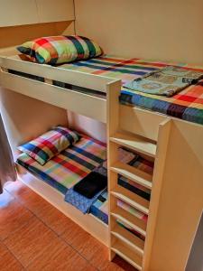 een stapelbed in een kamer met een stapelbed gmaxwell gmaxwell gmaxwell gmaxwell gmaxwell gmaxwell bij Sanremo Oasis Unit 1104 in Talisay +5 foto's