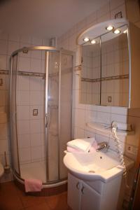 Koupelna v ubytování Hotel garni Zur Post + 28 fotografií