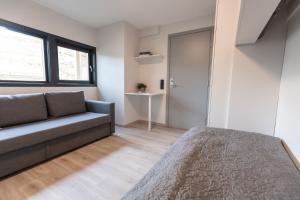 sala de estar con sofá y ventana en Ansgar Summerhotel en Kristiansand