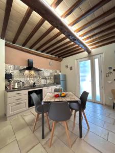 cocina con mesa y sillas en una habitación en Antico olivo, en Tuoro sul Trasimeno