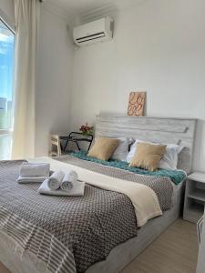 um quarto com 2 camas e toalhas em Junona em Makhinjauri