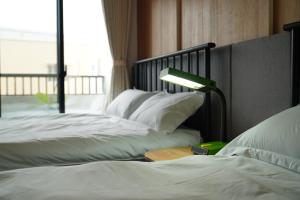 Rúm í herbergi á Chenting Yiyu B&B