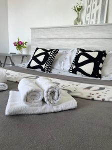 1 cama con toallas en el suelo en una habitación en Junona en Makhinjauri