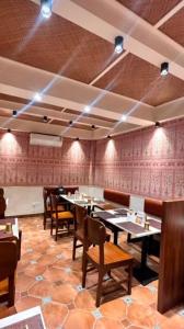 Restaurace v ubytování Garden Guest House 250m from VFS Global & Rene Tower , acropolis mall