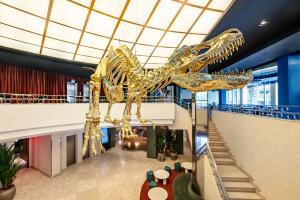 une statue de dinosaure dans le hall d'un bâtiment dans l'établissement Hesperia Barcelona Presidente, à Barcelone
