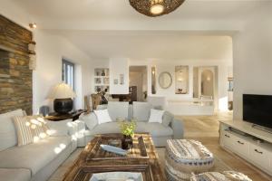 sala de estar con sofá y mesa en Seaside luxury villa, en Ándros