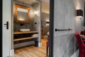 羅卡涅的住宿－羅卡涅住宿酒店，一间带水槽和镜子的浴室