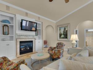 Μια τηλεόραση ή/και κέντρο ψυχαγωγίας στο The Cove by Newman-Dailey