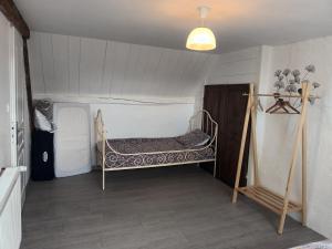 mały pokój z łóżkiem w rogu w obiekcie Au calme w mieście Lalheue