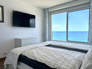 Posteľ alebo postele v izbe v ubytovaní 2 SCHLAFZIMMER FERIENWOHNUNG DiREKT AM STRAND