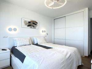 Posteľ alebo postele v izbe v ubytovaní 2 SCHLAFZIMMER FERIENWOHNUNG DiREKT AM STRAND