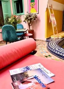 - un salon avec un canapé et des fauteuils rouges dans l'établissement Riad Lauriers Blancs, à Marrakech