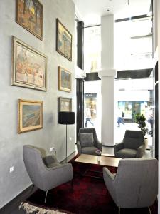 O zonă de relaxare la Envoy Hotel