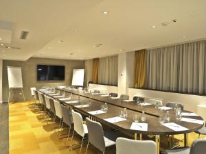 Zona de afaceri și/sau sala de conferințe de la Envoy Hotel