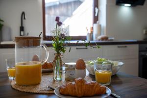 グレーミッツにあるFerienhof Kruse Wohnung 3のオレンジジュースとクロワッサンの朝食付きのテーブル