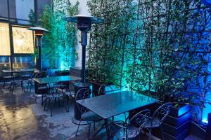 Un restaurant sau alt loc unde se poate mânca la Envoy Hotel