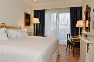 una camera d'albergo con letto, scrivania e finestra di Parco dei Principi Grand Hotel & SPA a Roma