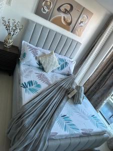 Postel nebo postele na pokoji v ubytování AZURE Staycation by M&M