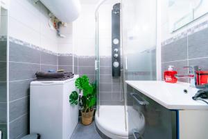 y baño con ducha, aseo y lavamanos. en Syrah - Proche La Défense & Paris, en Nanterre