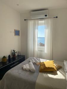 1 dormitorio con 1 cama con 2 almohadas y ventana en Il Sogno del Lago, en Anguillara Sabazia