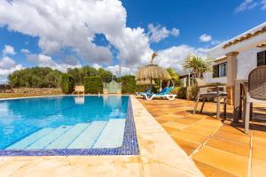 Bazén v ubytování Chalet Irene by dracmallorca nebo v jeho okolí