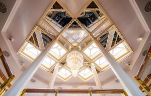 Elle offre une vue sur le plafond d'un bâtiment doté d'un lustre. dans l'établissement Mövenpick Hotel & Casino Geneva, à Genève