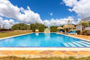 Bazén v ubytování Chalet Irene by dracmallorca nebo v jeho okolí