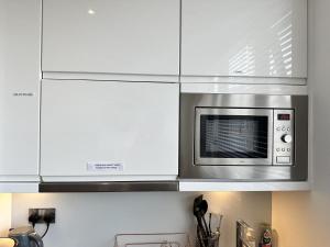 Imagen de la galería de Condo Apartment with workspace, en Haywards Heath