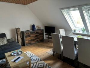 ein Wohnzimmer mit einem Sofa und einem Tisch in der Unterkunft Galeriehaus in Münnerstadt