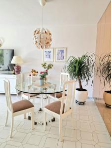 ein Esszimmer mit Glastisch und Stühlen in der Unterkunft Happy in Holiday Miraflores Apartments in Mijas + 42 Fotos