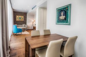O zonă de relaxare la Envoy Hotel