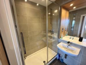 Imagen de la galería de Condo Apartment with workspace, en Haywards Heath