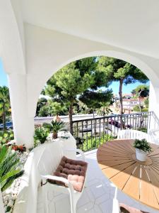 eine Terrasse mit einem Tisch, Stühlen und einem Tisch in der Unterkunft Happy in Holiday Miraflores Apartments in Mijas